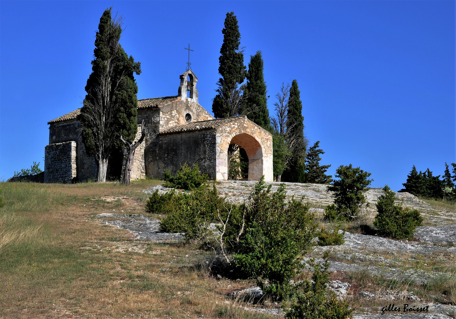 Si près de la chapelle