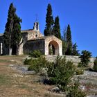 Si près de la chapelle