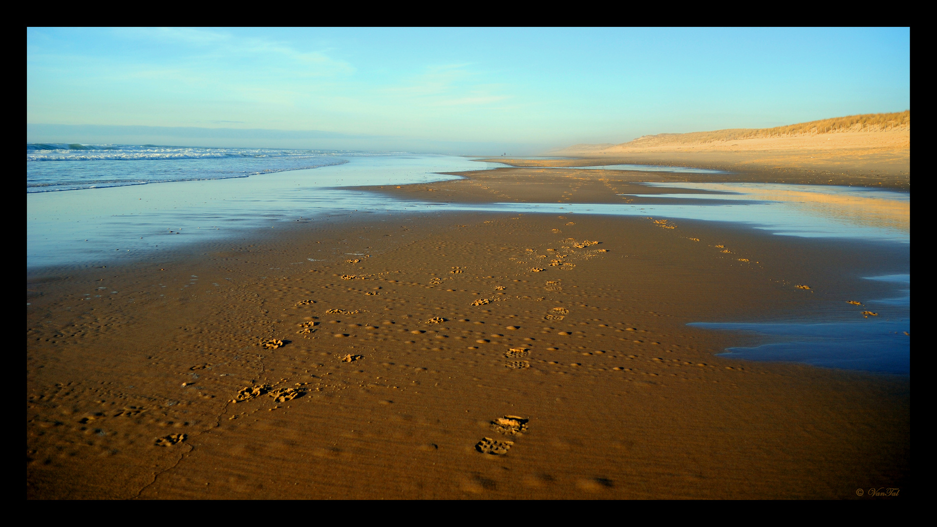 Si tu veux laisser tes empreintes dans le sable du temps, ne traîne pas les pieds.