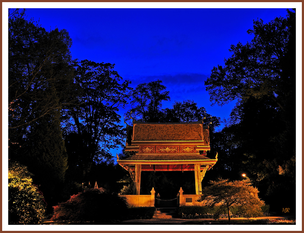 Siamesischer Tempel (Sala-Thai I) zur  * Blauen Stunde *