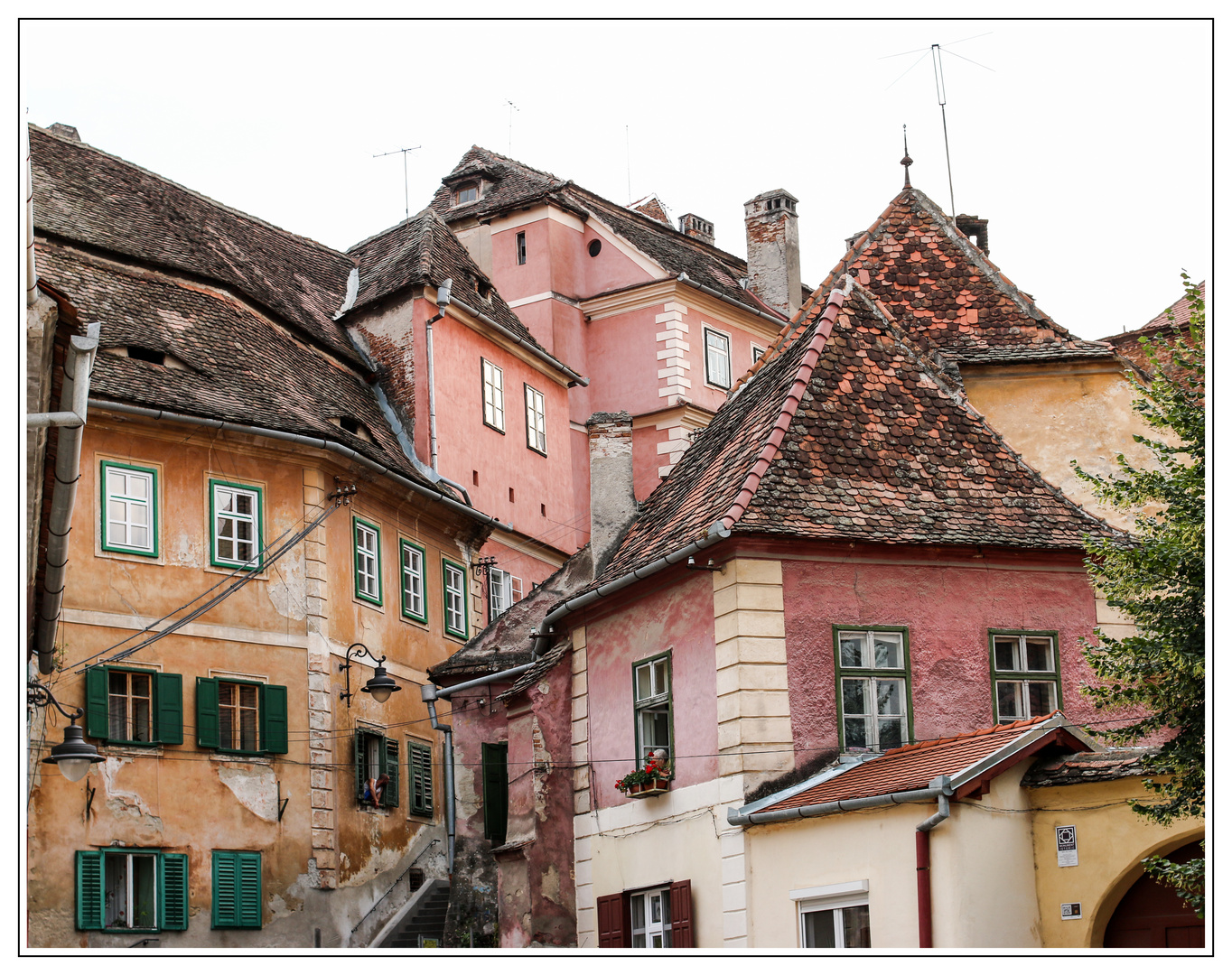 Sibiu: fuga di piani colorati che si intersecano verso l'alto