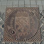 Sibiu (Hermannstadt): Kanaldeckel mit rumänischer und deutscher Beschriftung.