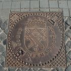 Sibiu (Hermannstadt): Kanaldeckel mit rumänischer und deutscher Beschriftung.