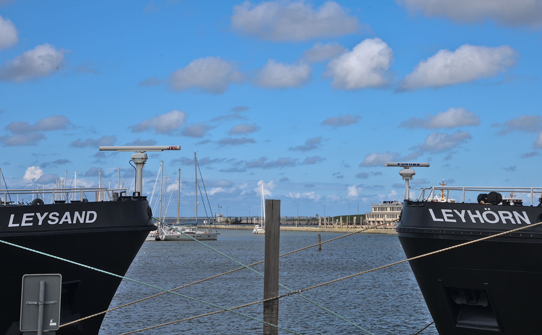 Sich im Hafen gegenüber stehen