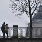 Sich selbst fotografierendes Pärchen am Straßenrand