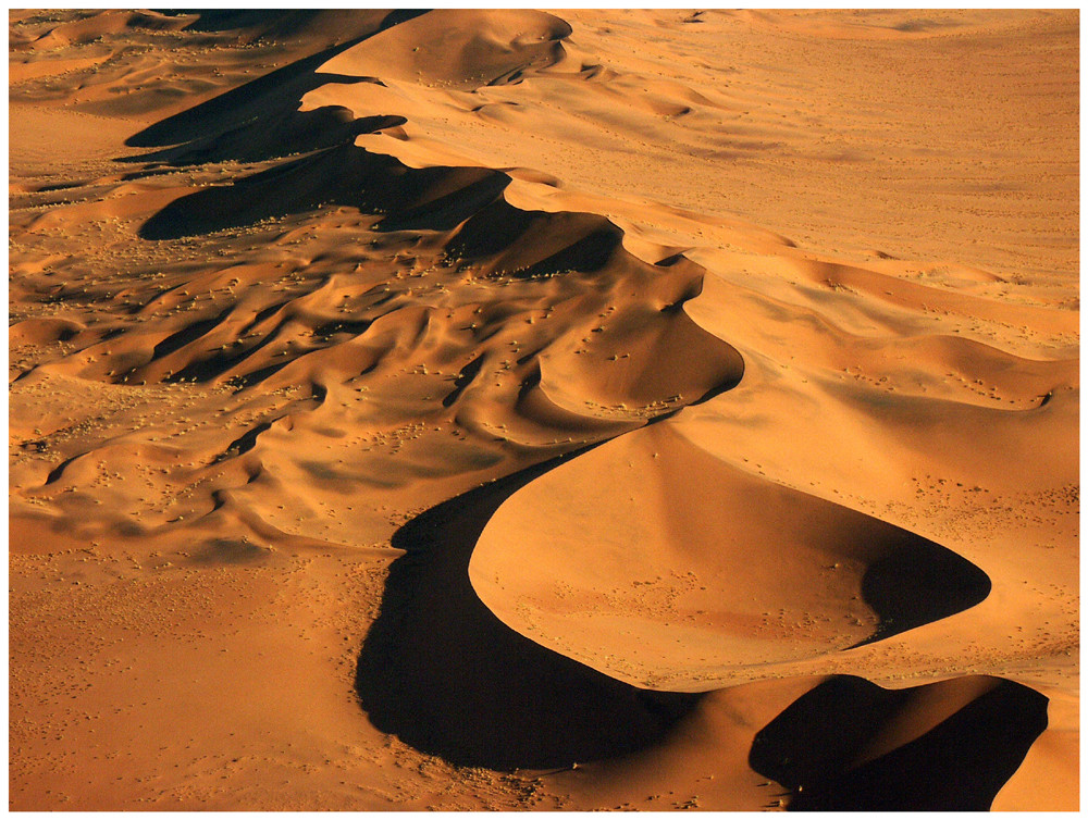 Sicheldünen der Namib aus der Luft fotografiert