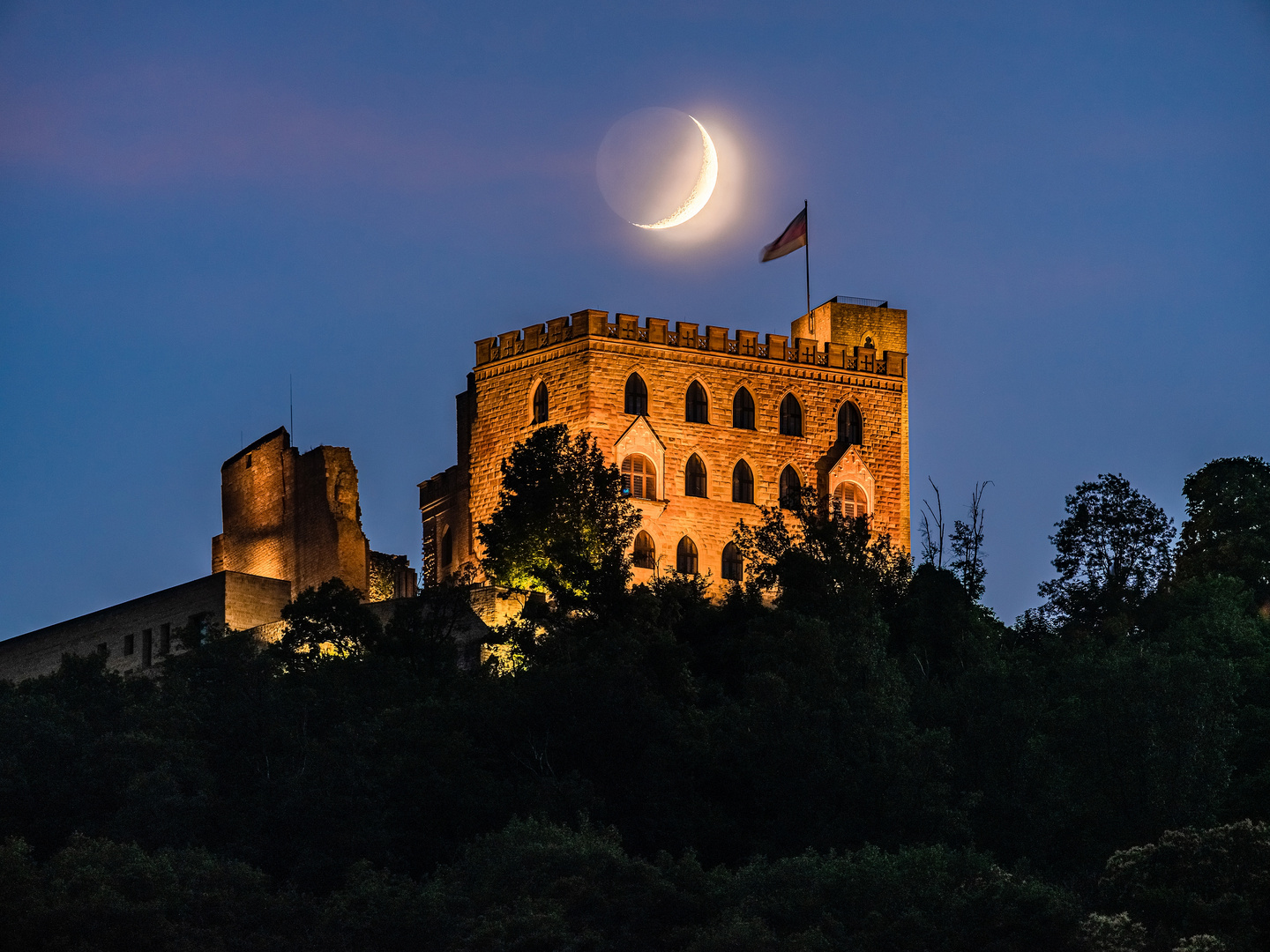 Sichelmond am Hambacher Schloss