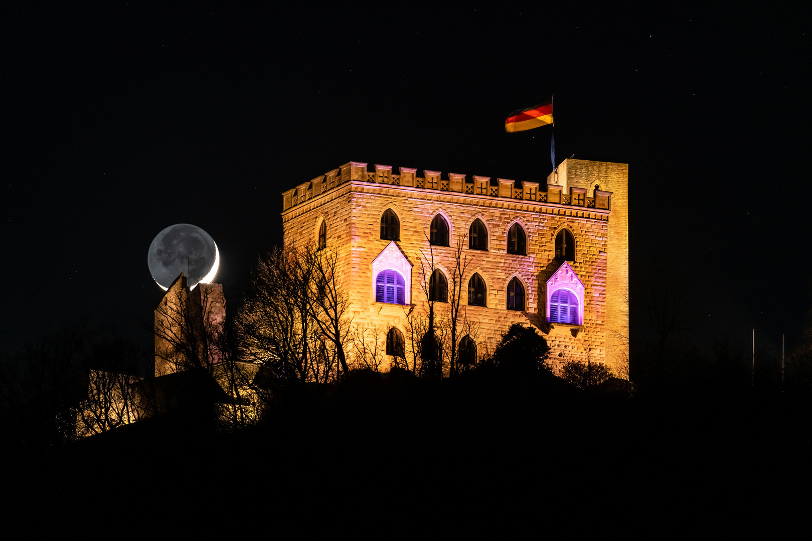 Sichelmond am Hambacher Schloss