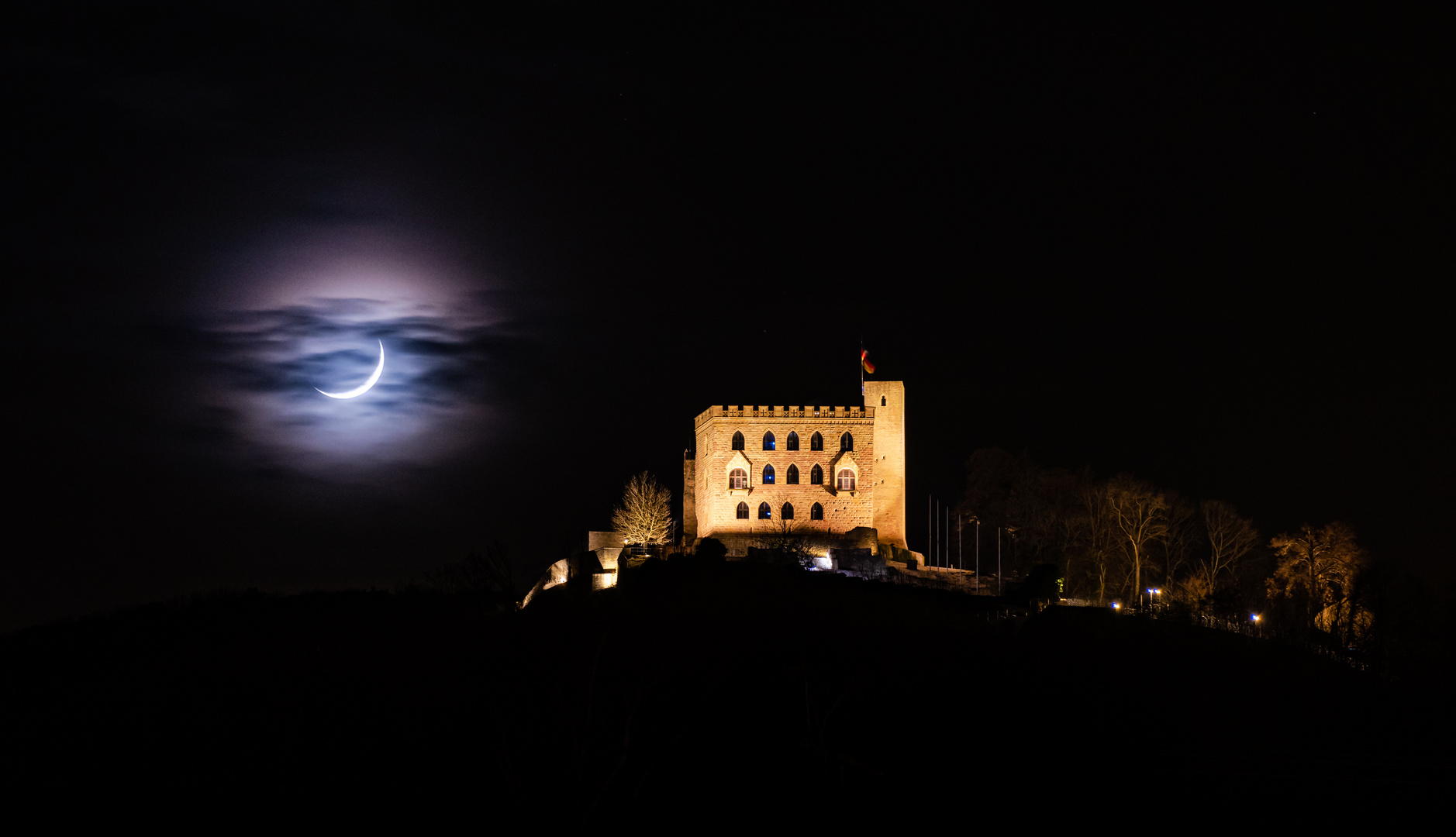 Sichelmond am Hambacher Schloss