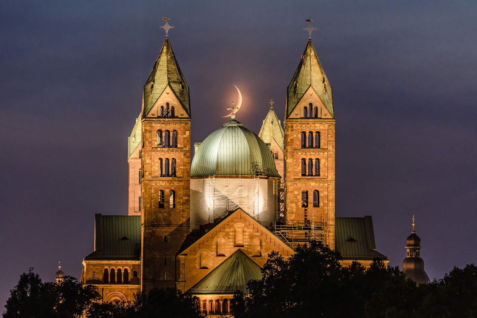 Sichelmond am Kreuz