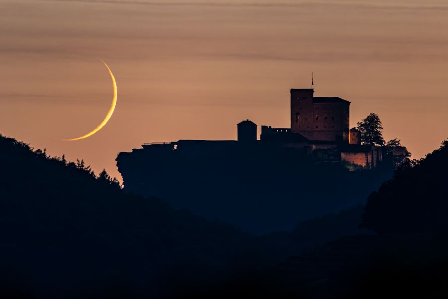 Sichelmond am Trifels