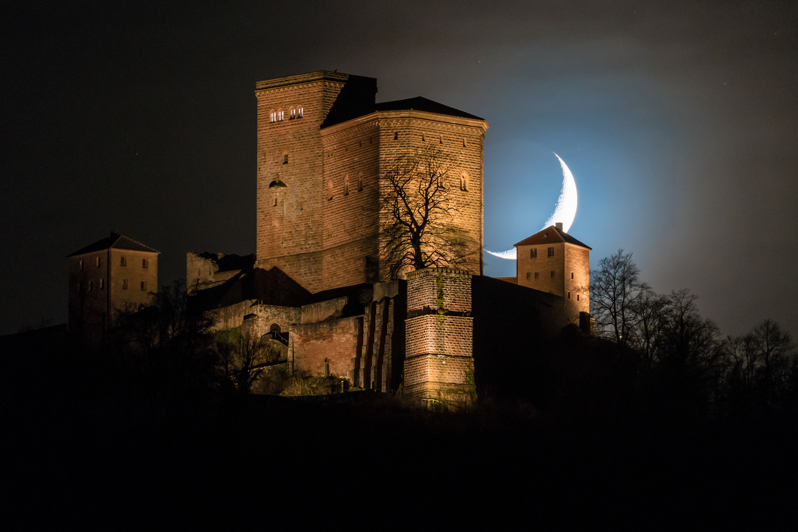 Sichelmond am Trifels