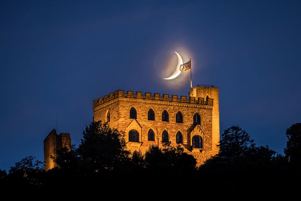 Sichelmond hinter dem Hambacher Schloss