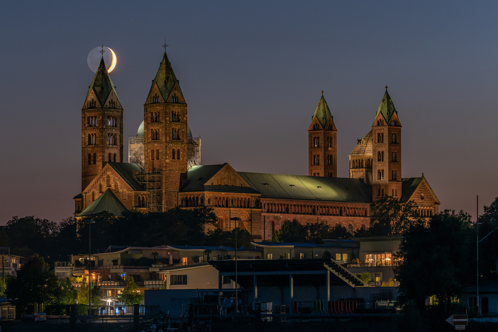 Sichelmond und Kreuz