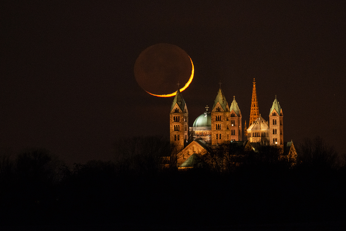 Sichelmoon drops down behind the Speyerer Dom