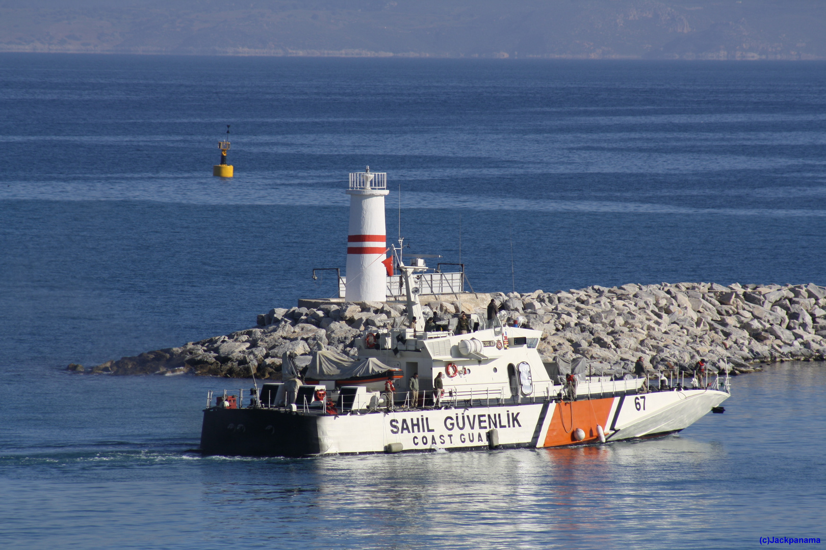 Sicherheitsdienst der Türkischen Küstenwache bei der Einfahrt in den Yachthafen Kusadasi