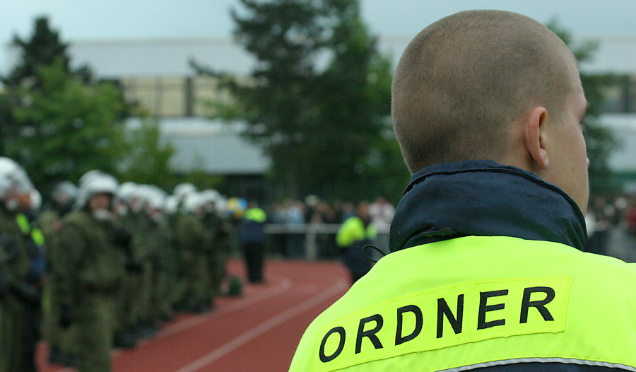 Sicherheitskräfte im Einsatz während Fußballspiel