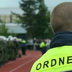 Sicherheitskräfte im Einsatz während Fußballspiel