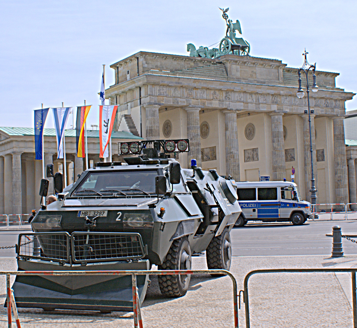"Sicherheitsstufe 1" - Polizeipräsenens vor dem Brandenburger Tor.