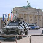 "Sicherheitsstufe 1" - Polizeipräsenens vor dem Brandenburger Tor.