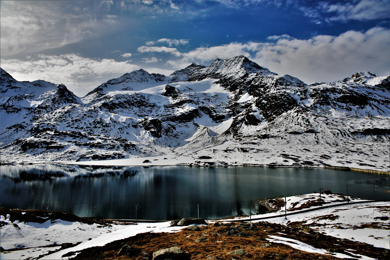 Sicht  auf Berninagruppe     Piz Cambrena und Lago Bianco 