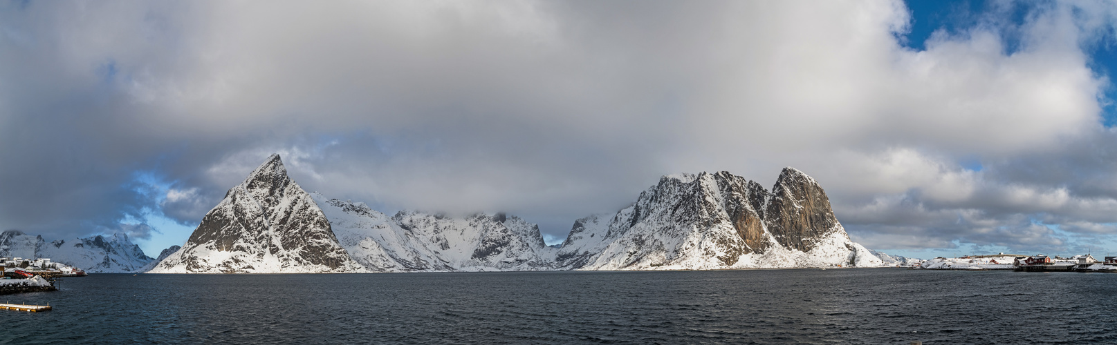 Sicht auf den Fjord bei Hamnøy und Sakrisøya