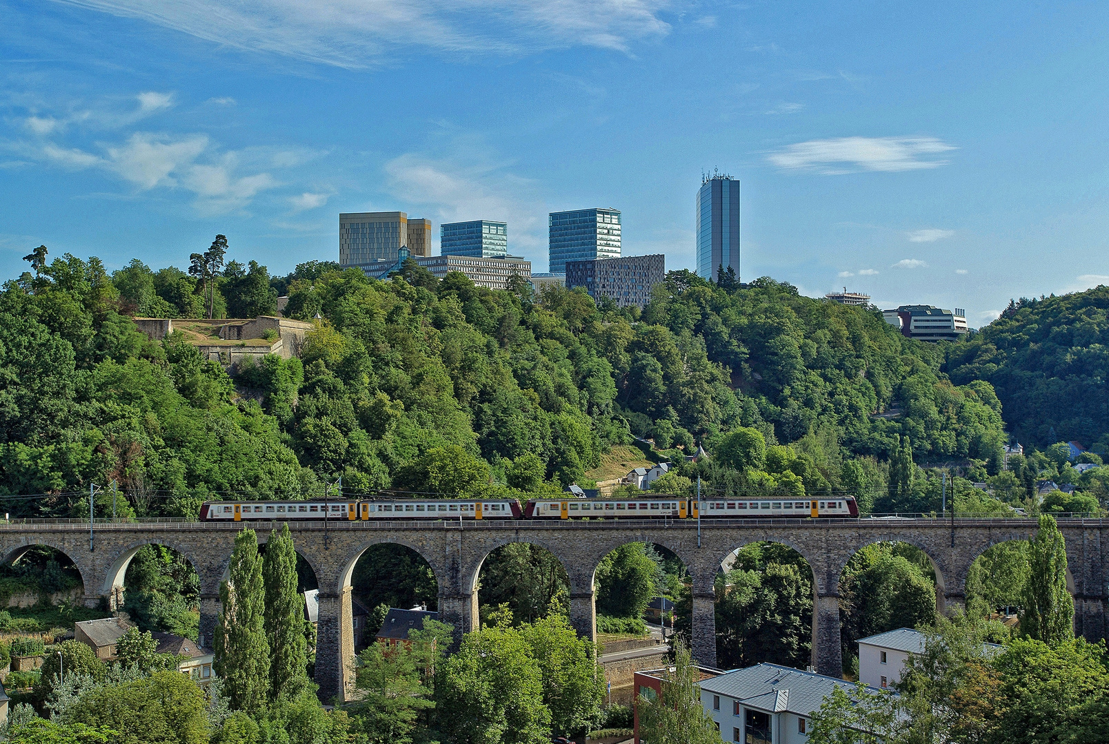 Sicht auf die europaeischen Gebaeude auf dem Kirchberg von der Altstadt aus