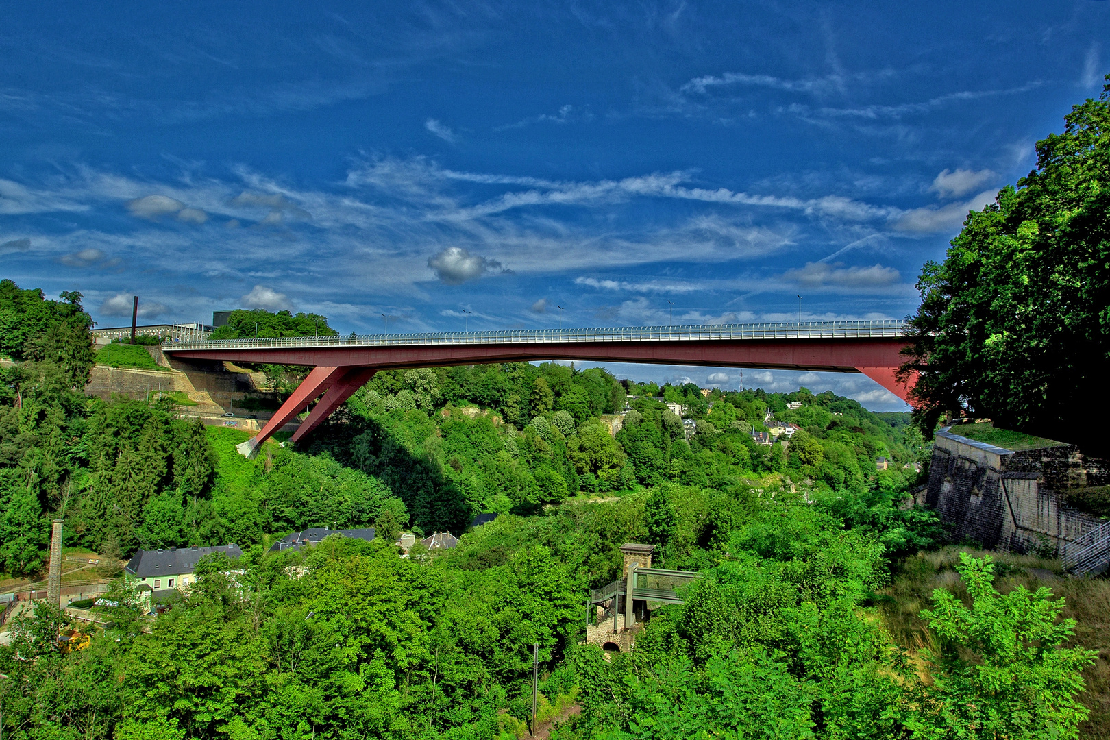 Sicht auf die rote Bruecke welche die Oberstadt mit dem Kirchberg verbindet