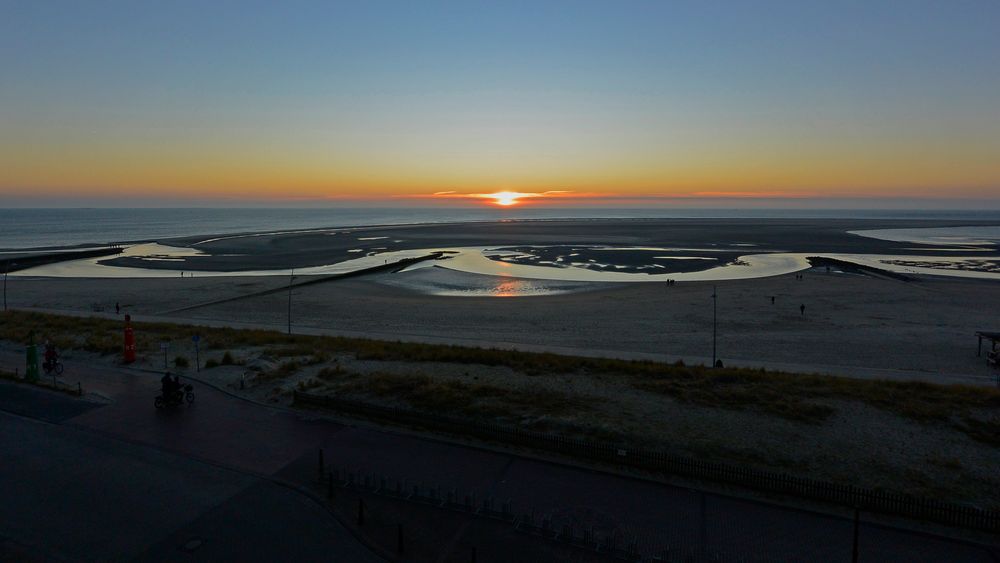 Sicht auf die Veränderungen der vorgelagerten Borkumer Sandbank während des Sonnenunterganges