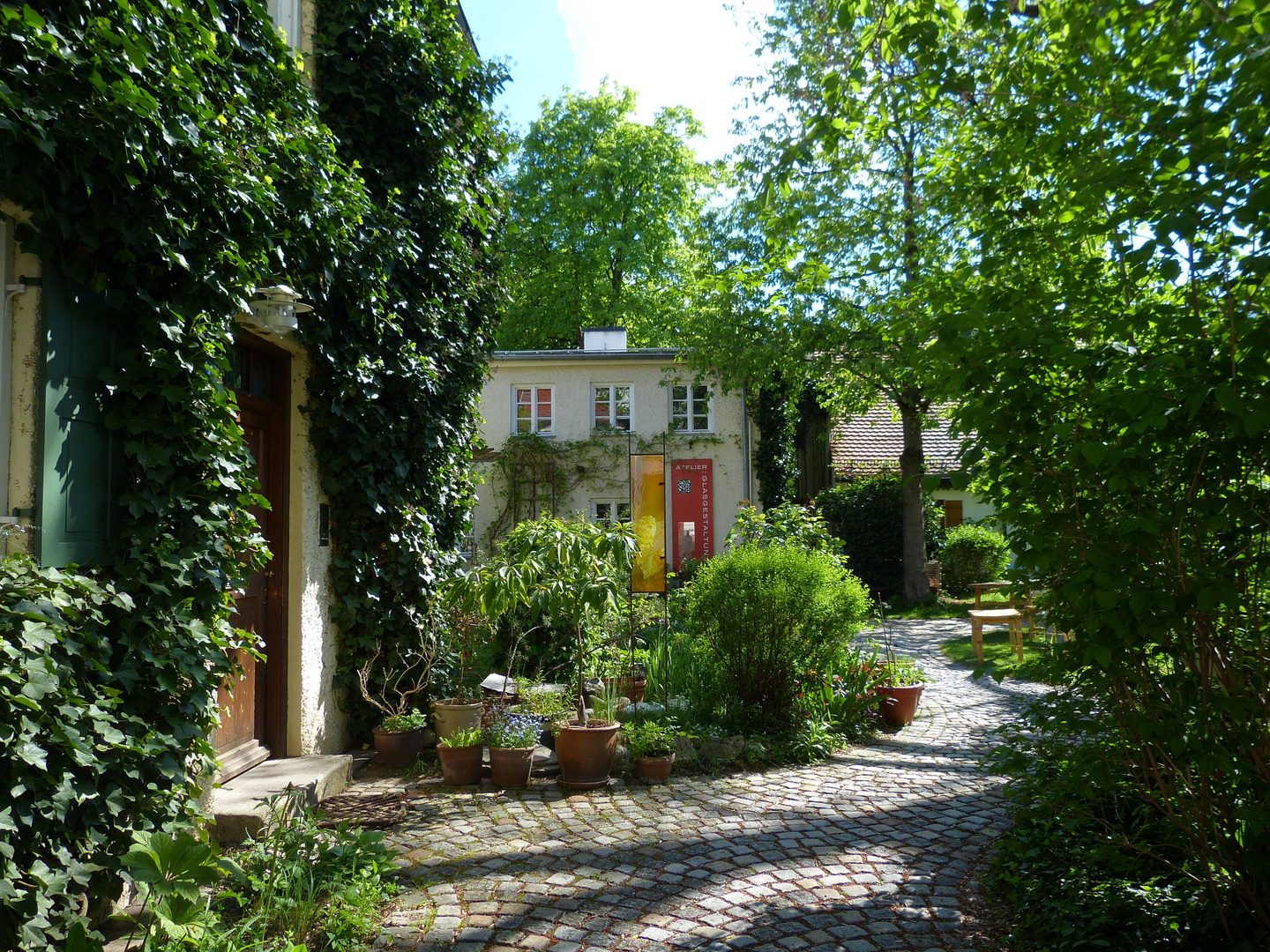 Sicht auf eine Gartenanlage mit Wohnhaus in Müchen/Haidhausen (1)