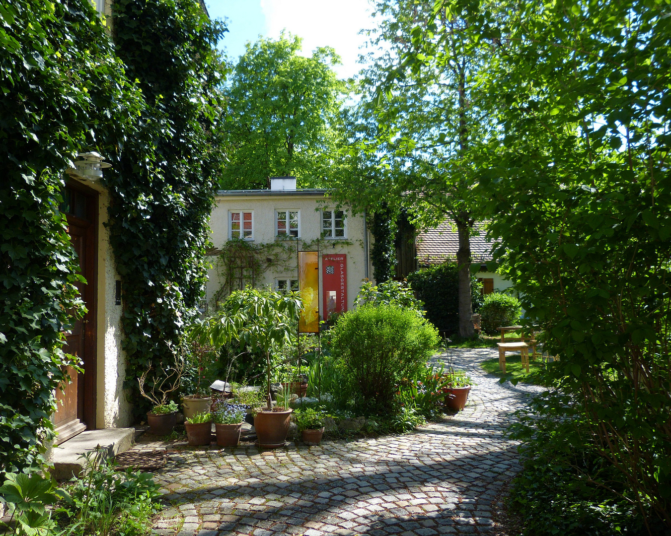 Sicht auf einen Garten mit Wohnhaus in München Haidhausen (2)