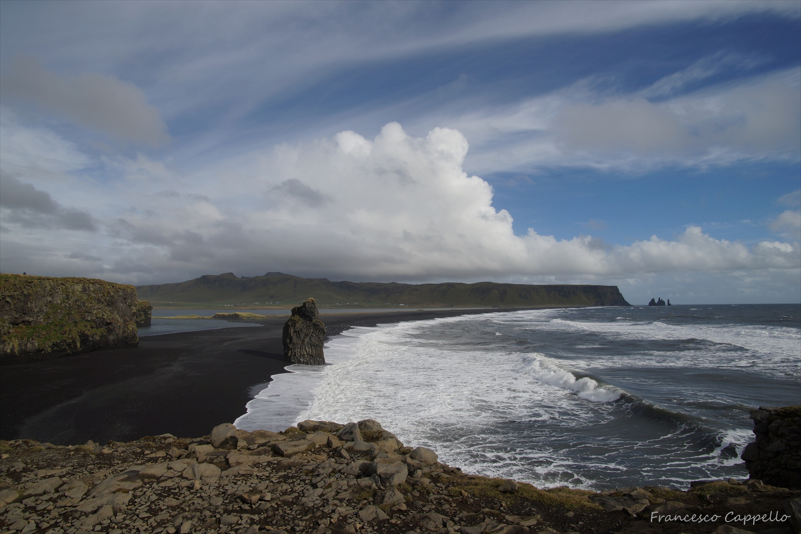 Sicht auf Reynisfjara und Felsen bei Vik í Mýrdal