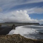 Sicht auf Reynisfjara und Felsen bei Vik í Mýrdal