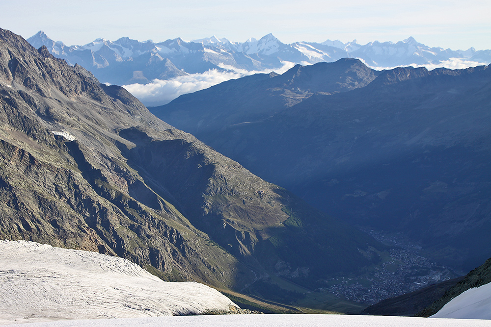 Sicht auf Saas Fee ganz unten und das Berner Oberland ganz weit in über 60 km...