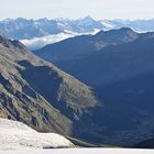 Sicht auf Saas Fee ganz unten und das Berner Oberland ganz weit in über 60 km...