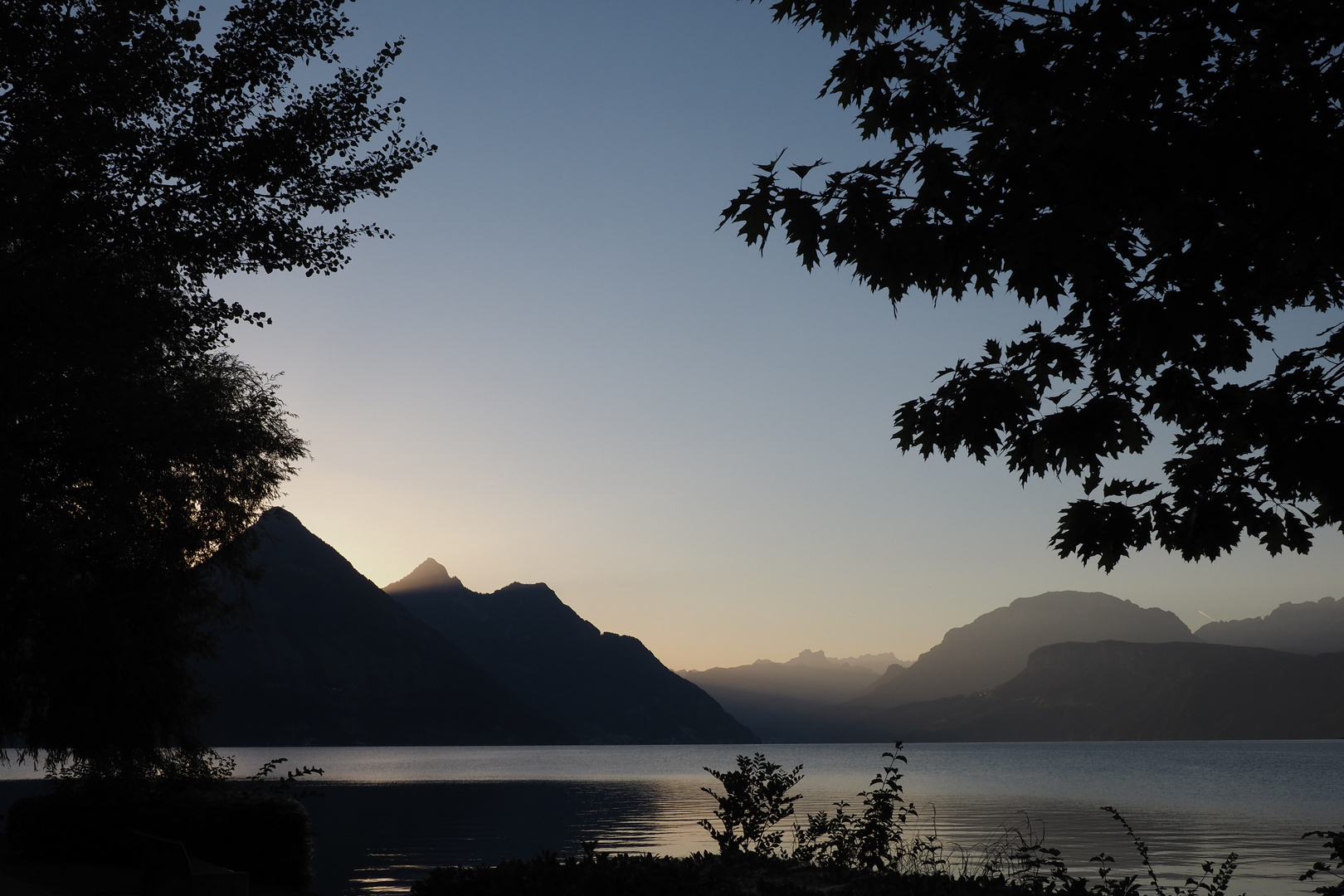 sicht auf see und berge