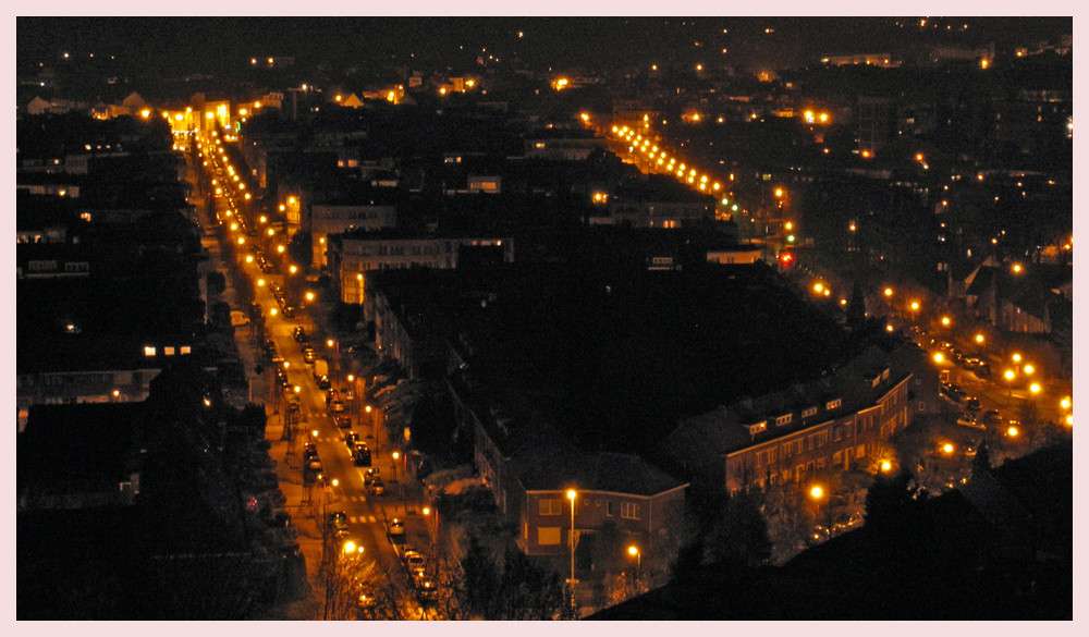 Sicht auf Straßenzug bei Nacht