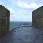 Sicht einer alten Kanone auf der Mauer des Piratennestes St. Malo