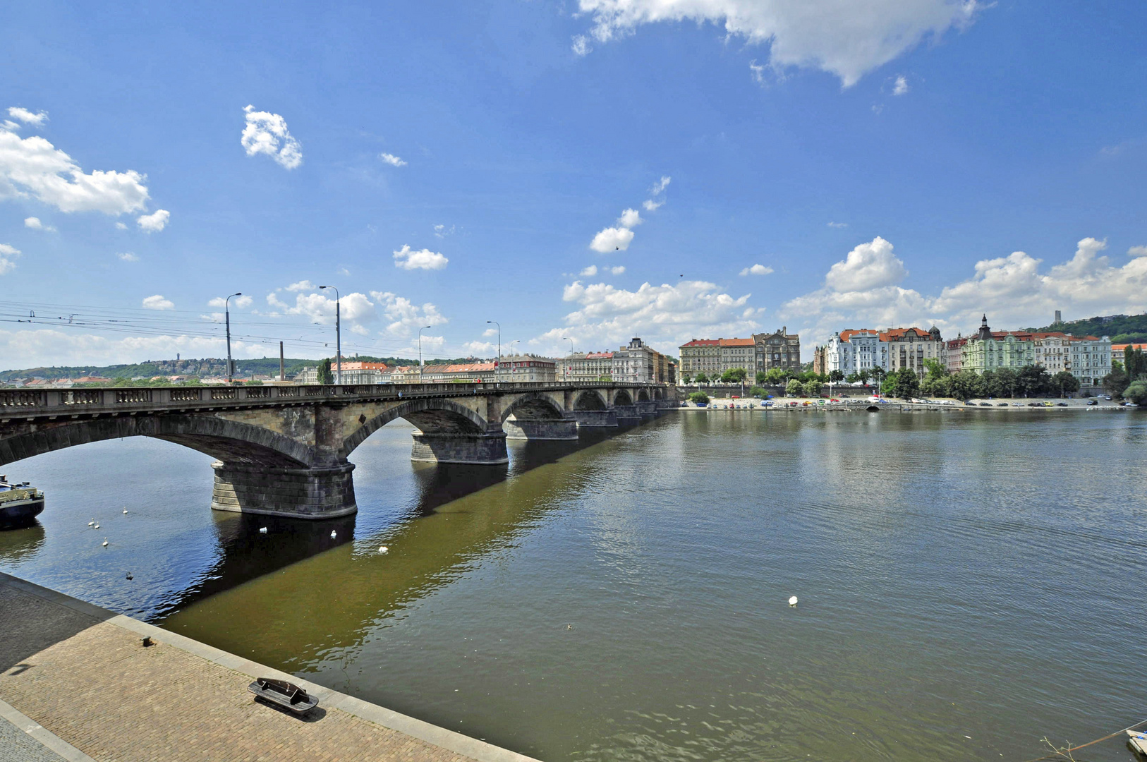 Sicht über die Moldau auf einen Stadtteil von Prag