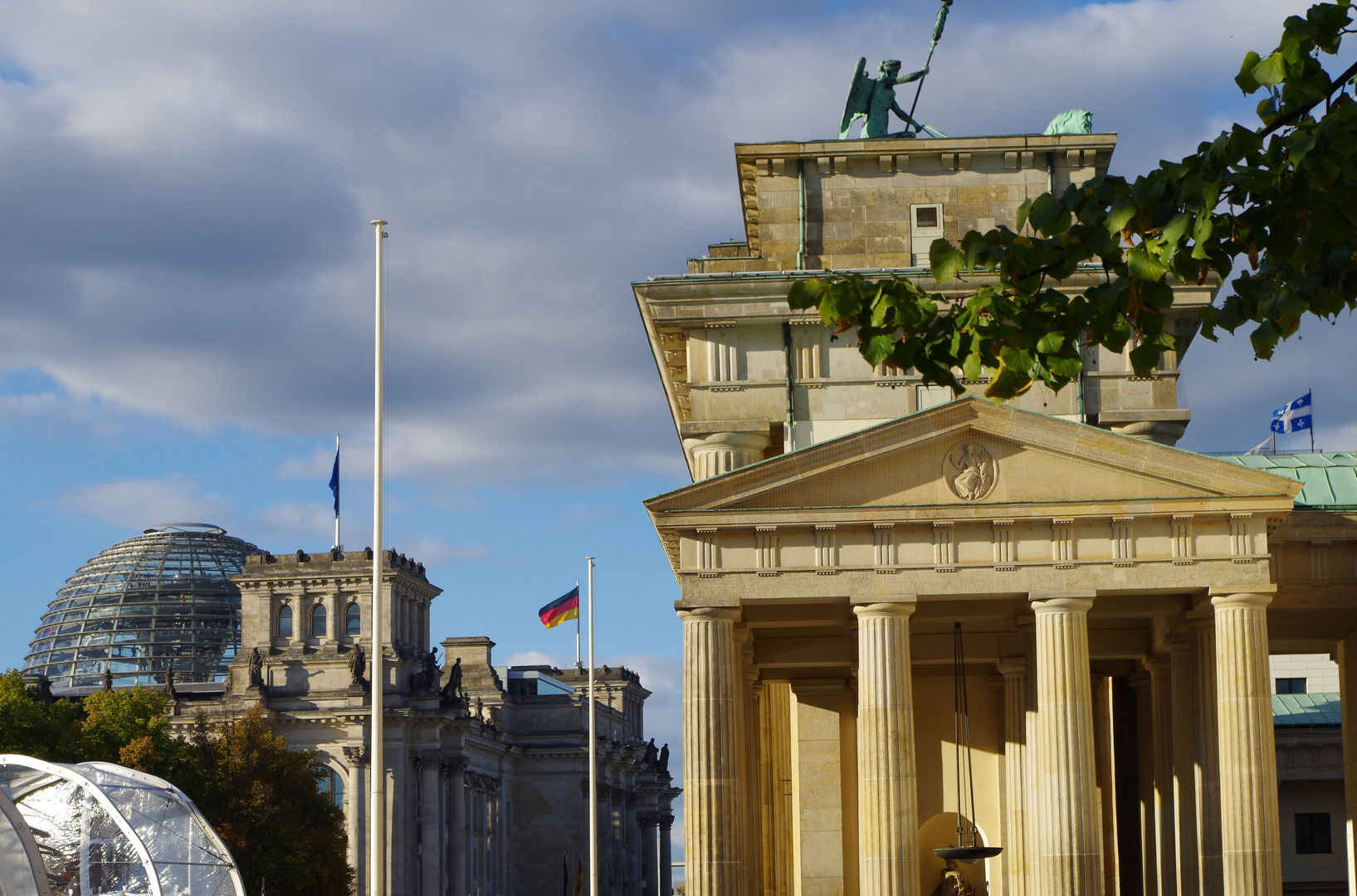 Sicht vom Brandenburger Tor auf den Reichstag