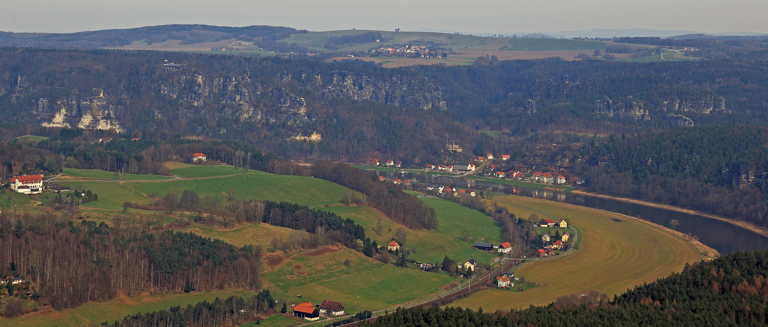 Sicht vom Lilienstein in der Sächsischen Schweiz zur Bastei...