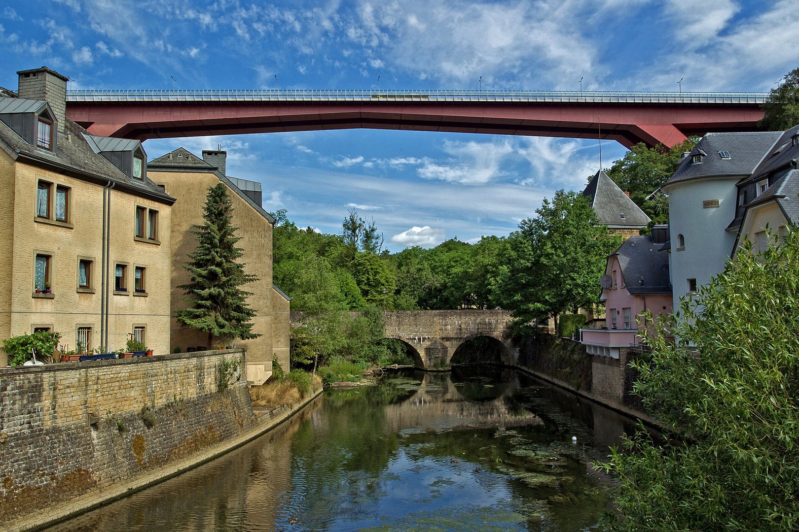 Sicht von der Altstadt aus auf die rote Bruecke