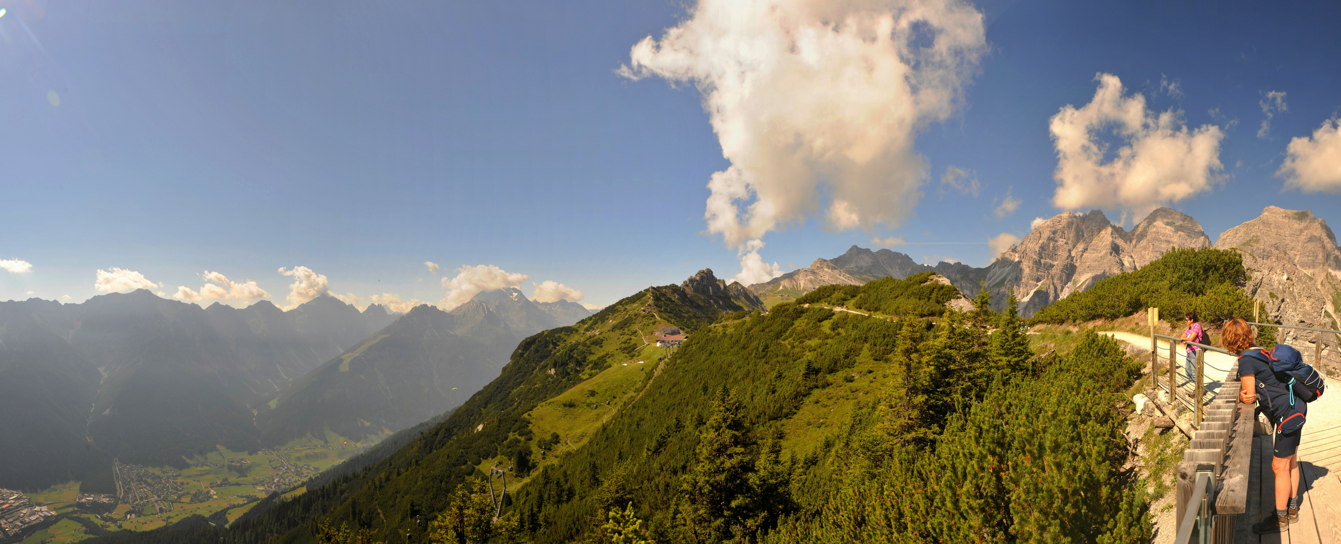 Sicht von der Aussichtskanzel auf den Krinnenköpfen.