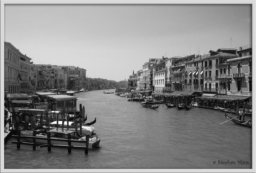 Sicht von der Rialto Brücke in Venedig