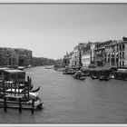 Sicht von der Rialto Brücke in Venedig