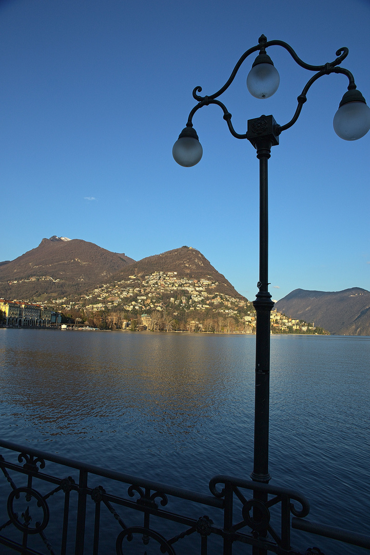 Sicht zum Monte Brè von Lugano aus.