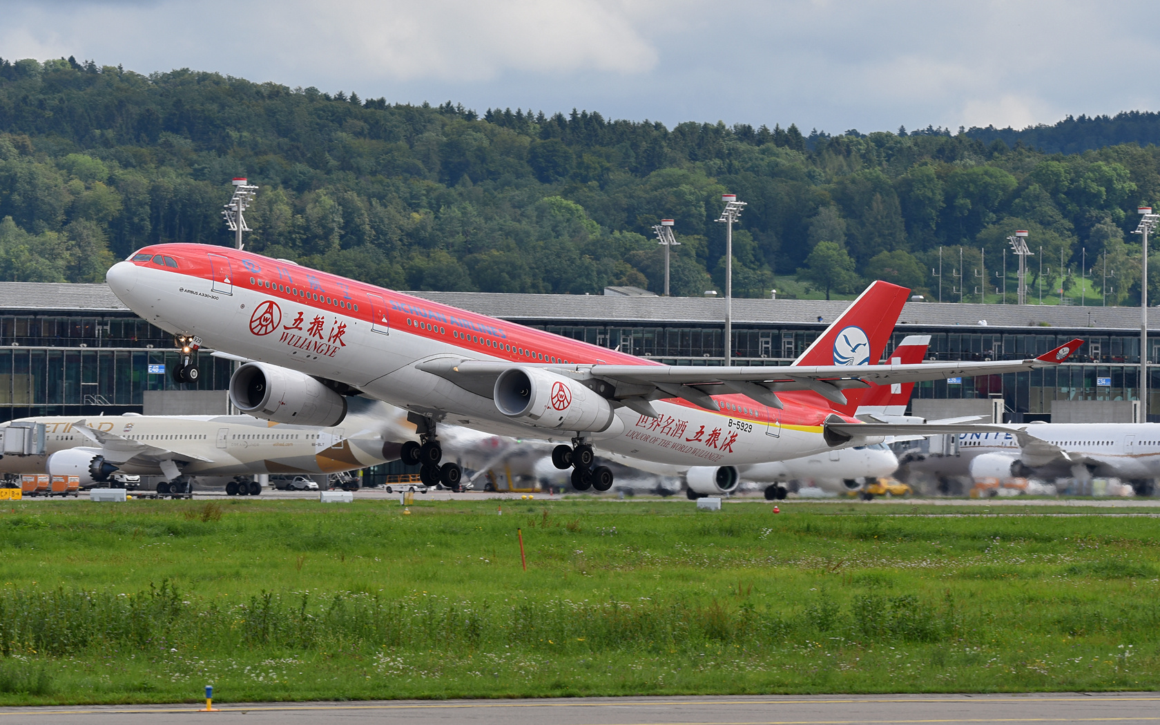 Sichuan Airlines Airbus A330-300 B-5929 