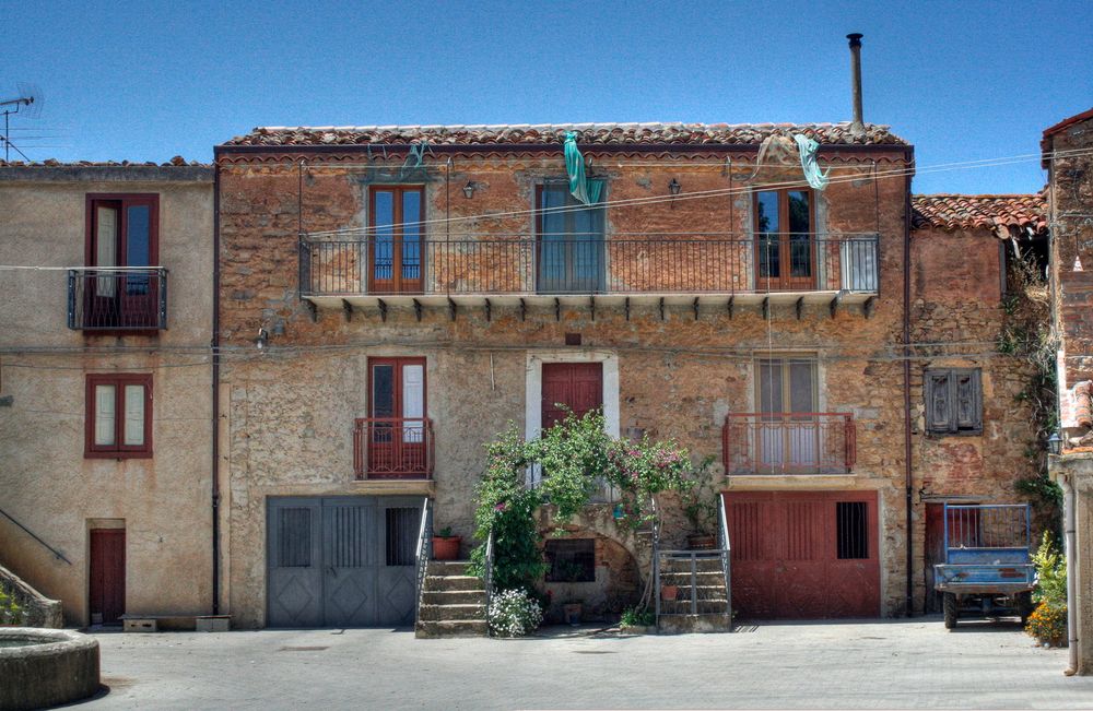 Sicilia, Entroterra. Architettura Rurale, con Cortile 2