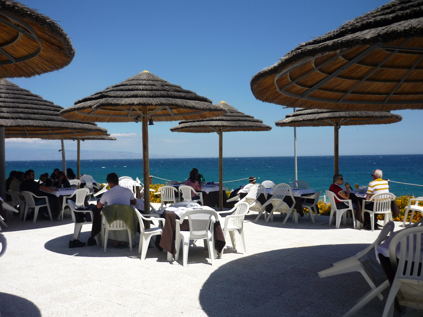 Sicilia, Essen am Strand von Forza d'Agrò, www.villa-kristina.com