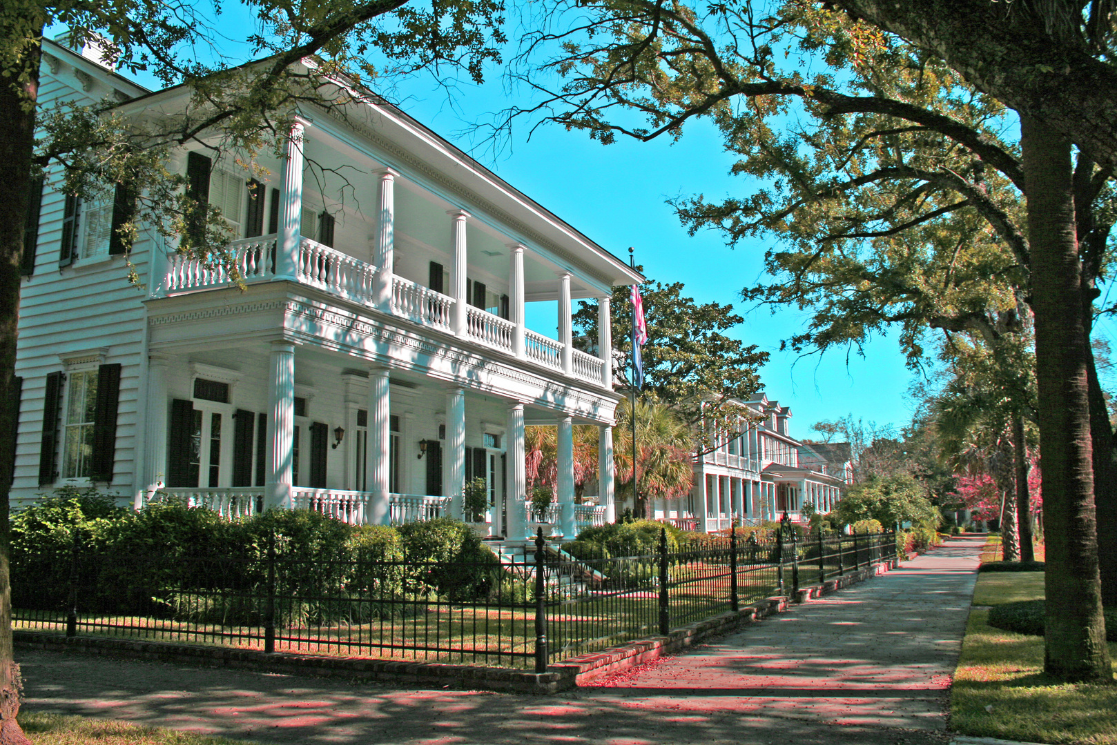 Sidewalk without Rhett Butler